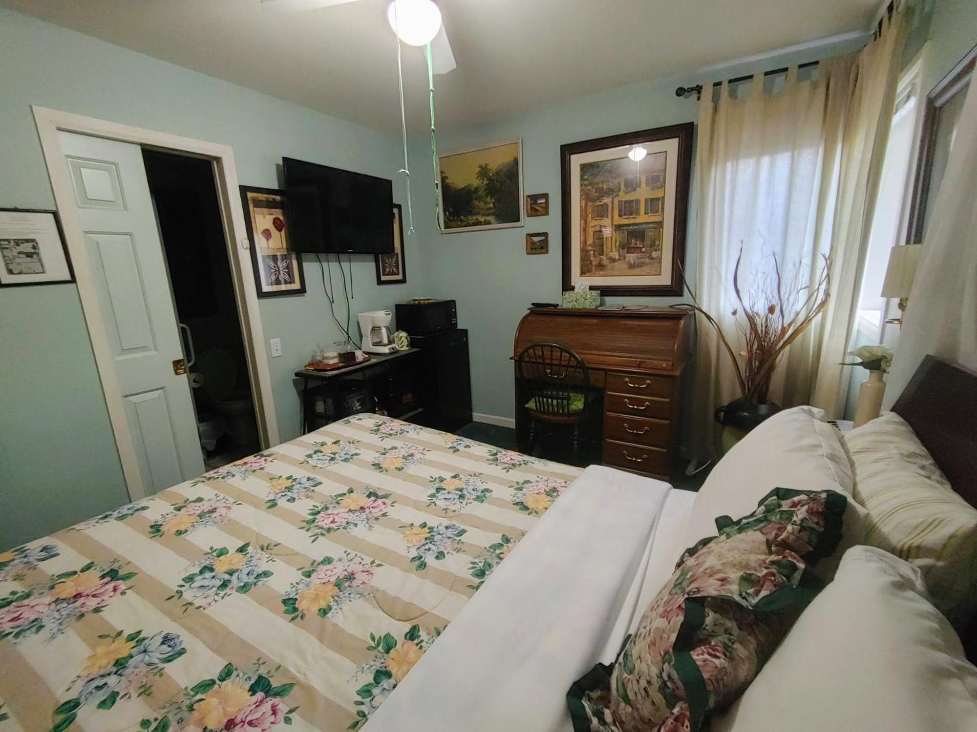 Bed and Breakfast Beds By The Bridge Kelowna Zewnętrze zdjęcie